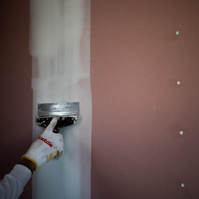 近畿壁材 漆喰施工要領 ローラー漆喰を施工するときは下地のパテが重要